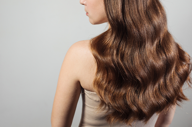 closeup-female-hands-hairdresser-coiffeur-makes-hairstyle-hair